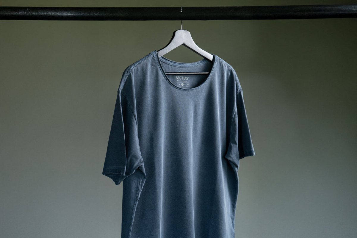 - Polera Basic Pocket - Algodon Azul Piedra - BESTIAS