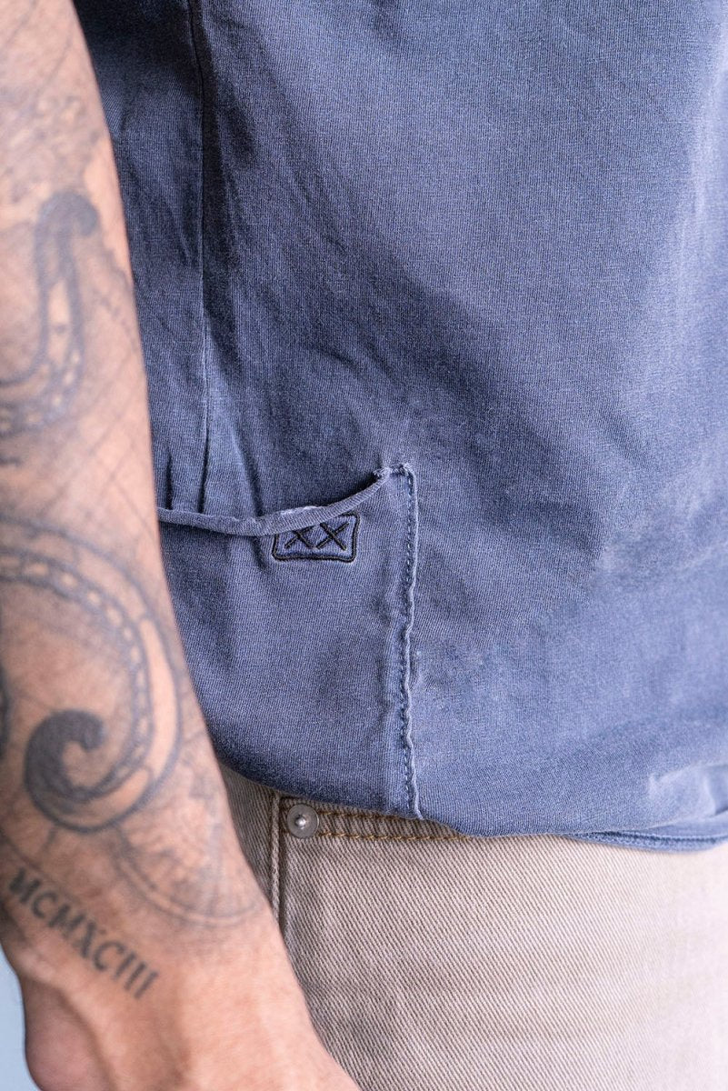 - Polera Basic Pocket - Algodon Azul Piedra - BESTIAS